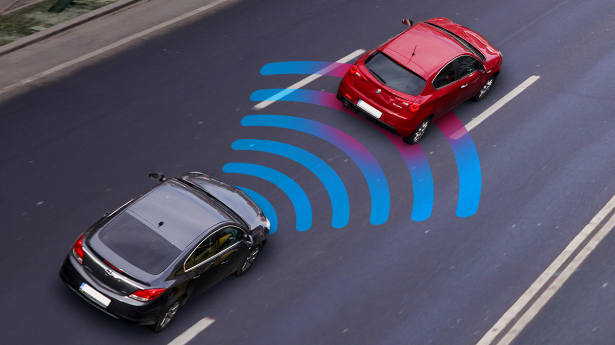 Dos coches circulando por la carretera con una representación gráfica del sensor que alerta al conductor de que se quede detrás